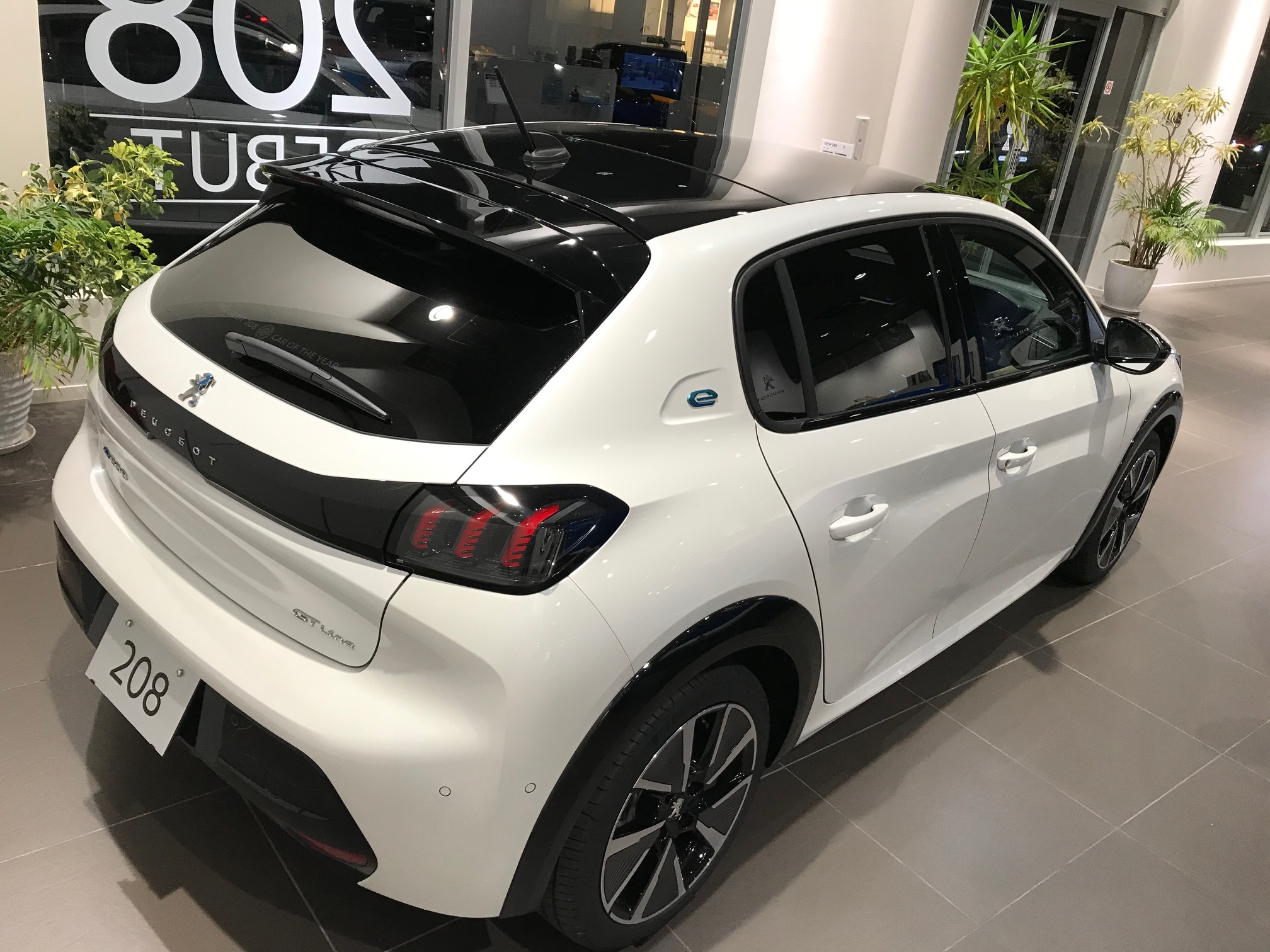 PEUGEOT　e-208　展示車入庫しました